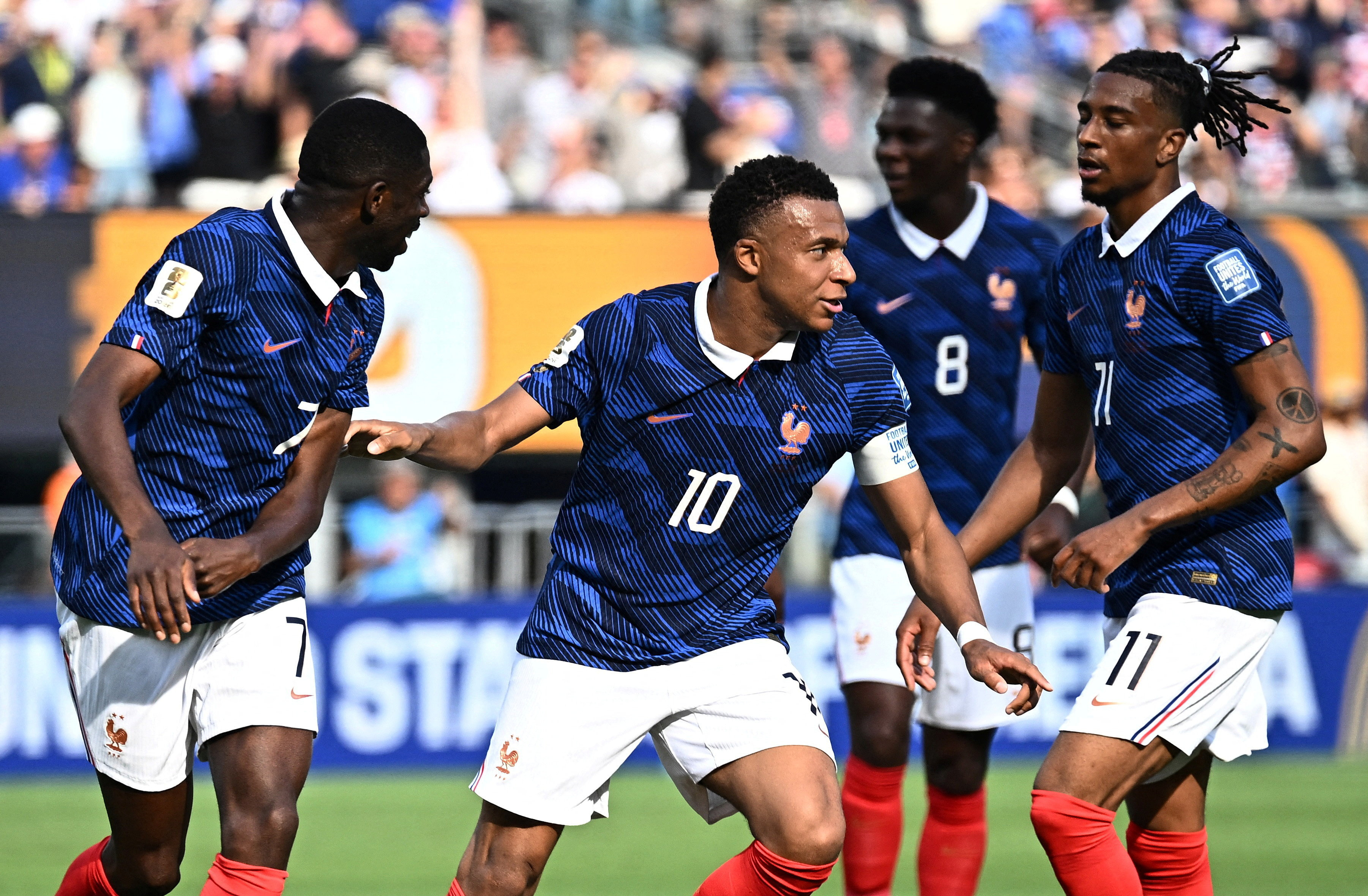 Kylian Mbappé, de Francia, celebra el primer gol con Ousmane Dembélé y Michael Olise. Foto: Reuters
